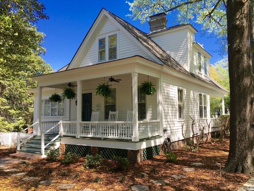 The Craddock - Tufts Home & Antique Carriage House - 6BR 5.5 Baths - Sleeps 12+