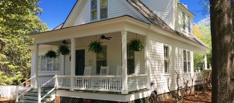 The Craddock - Tufts Home & Antique Carriage House - 6BR 5.5 Baths - Sleeps 12+