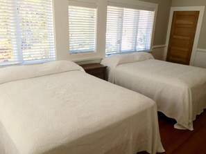 6 bedrooms, iron/ironing board, WiFi, bed sheets