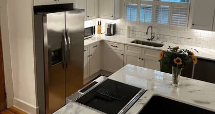 The Craddock - Tufts Home & Antique Carriage House - 6BR 5.5 Baths - Sleeps 12+