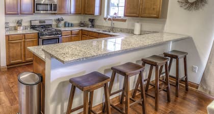 Lovely Home w / Pristine Interior-Back Porch w / Moutain Views- Barrio tranquilo ~
