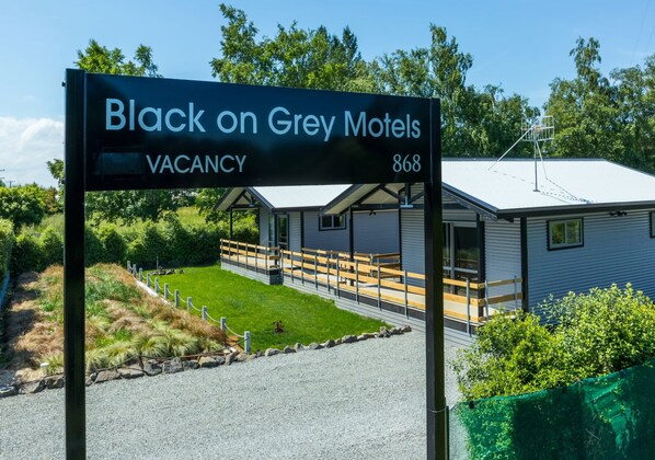 Señal de motel que indica disponibilidad en Black on Grey Motels, número 868.
