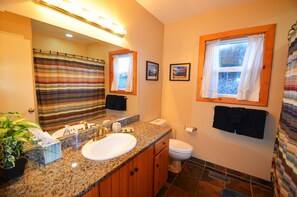 Familiehus, 5 soverom, fjellutsikt, ved fjell | Bad | Kombinert dusj/badekar og toalettartikler (inkludert)