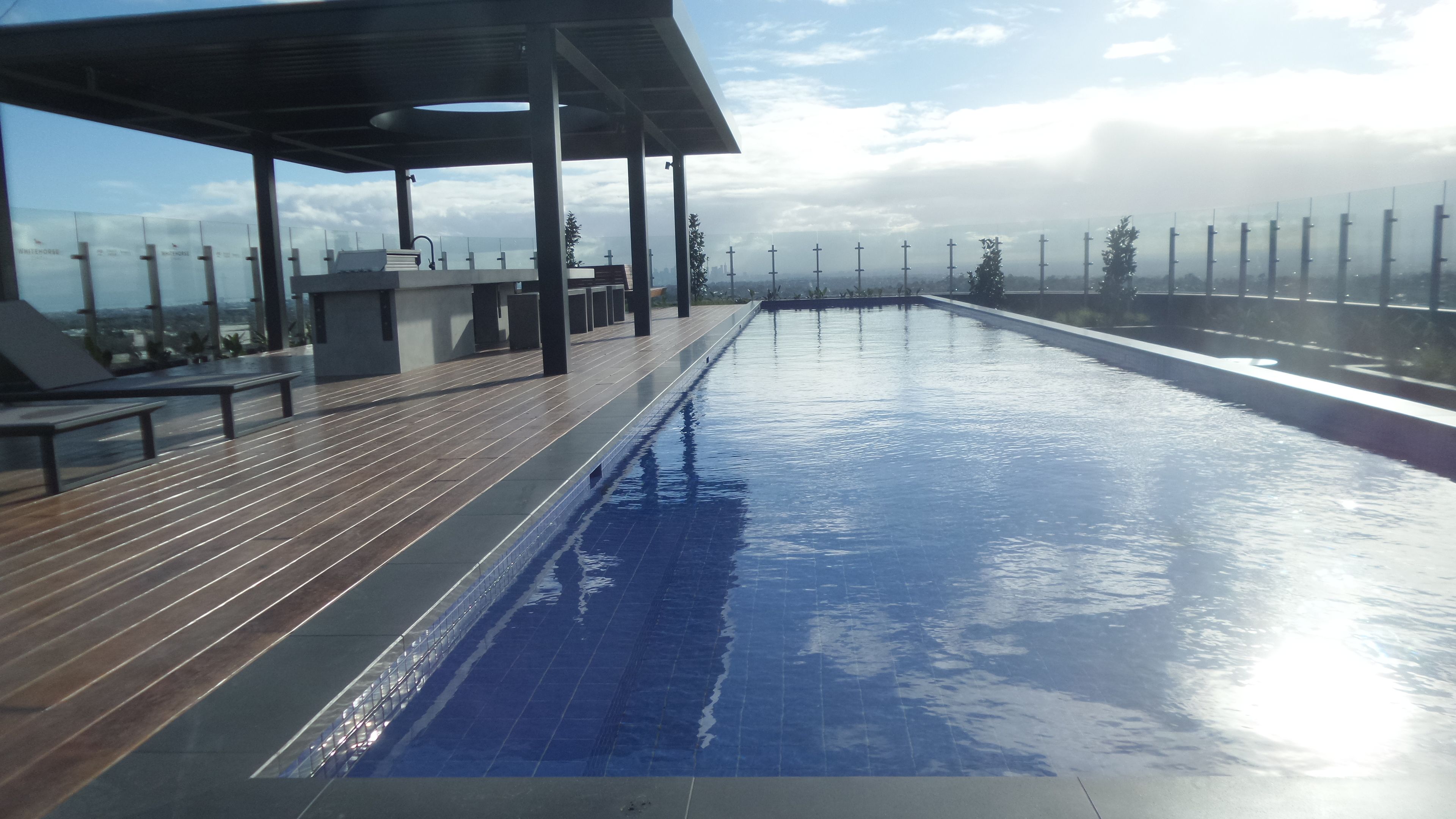 Hồ bơi ngoài trời, ghế dài tắm nắng 