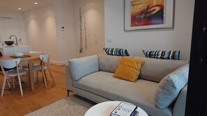 Leilighet – deluxe, 2 soverom, balkong, utsikt mot høyde | Oppholdsområde | En 43-tommers TV med førsteklasses TV-kanaler samt Netflix og PC