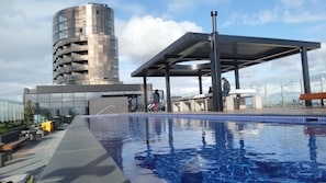 Piscina externa, espreguiçadeiras