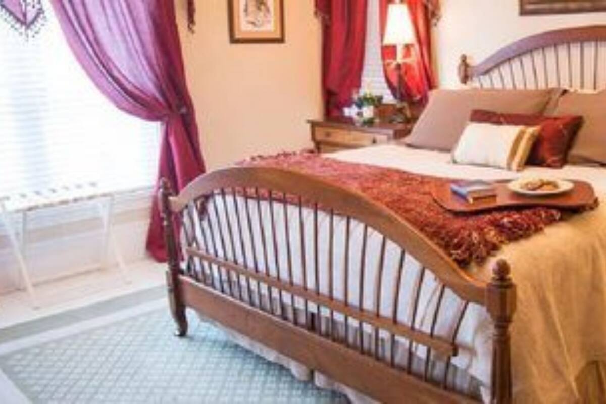 ラグジュアリー スタジオスイート 専用バスルーム (Tranquility Suite - king bed) | エジプト綿のシーツ、高級寝具、ノートパソコン用作業スペース、アイロン / アイロン台