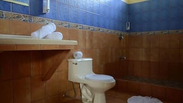 Bungalow | Baño | Regadera, amenidades de baño gratuitas, secadora de cabello, toallas