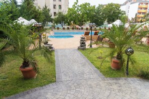 2 piscines extérieures