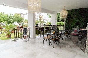 تناول الطعام بالخارج