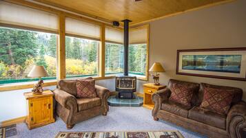 House, Mountain View, Mountainside | Living room | LCD TV, fireplace, pay films