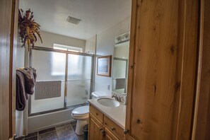 House, Mountain View, Mountainside | Bathroom | Combined shower/tub, free toiletries, hair dryer, towels - Creekside by Mount Majestic (Brighton)