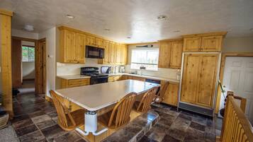 House, Mountain View, Mountainside | Private kitchen | Fridge, microwave, oven, stovetop