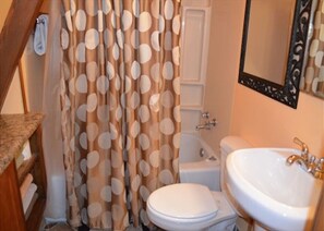 Tradisjonelt hus, 3 soverom, fjellutsikt, ved fjell | Bad | Kombinert dusj/badekar, toalettartikler (inkludert) og håndklær