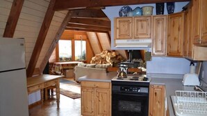 Casa tradicional, 3 habitaciones, vista a la montaña, junto a la montaña | Cocina privada | Cafetera y tetera, refrigerador, microondas y horno 