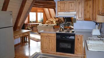 Traditional House, 3 Bedrooms, Mountain View, Mountainside | Private kitchen | Fridge, microwave, oven, stovetop