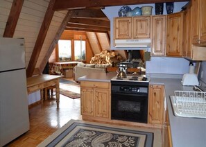 Traditional House, 3 Bedrooms, Mountain View, Mountainside | Private kitchen | Fridge, microwave, oven, stovetop