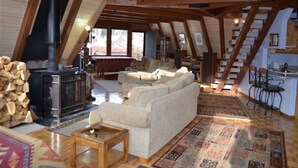 Casa tradicional, 3 habitaciones, vista a la montaña, junto a la montaña | Sala de estar | Chimenea 