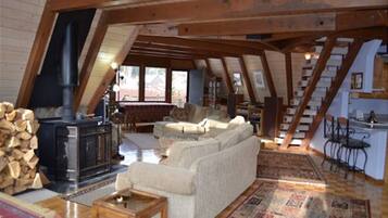 Traditional House, 3 Bedrooms, Mountain View, Mountainside | Living room | Fireplace