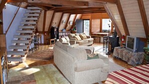 Casa tradicional, 3 habitaciones, vista a la montaña, junto a la montaña | Área de sala de estar | Chimenea 
