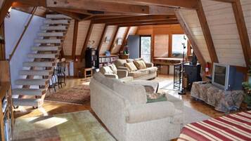 Traditional House, 3 Bedrooms, Mountain View, Mountainside | Living area | Fireplace