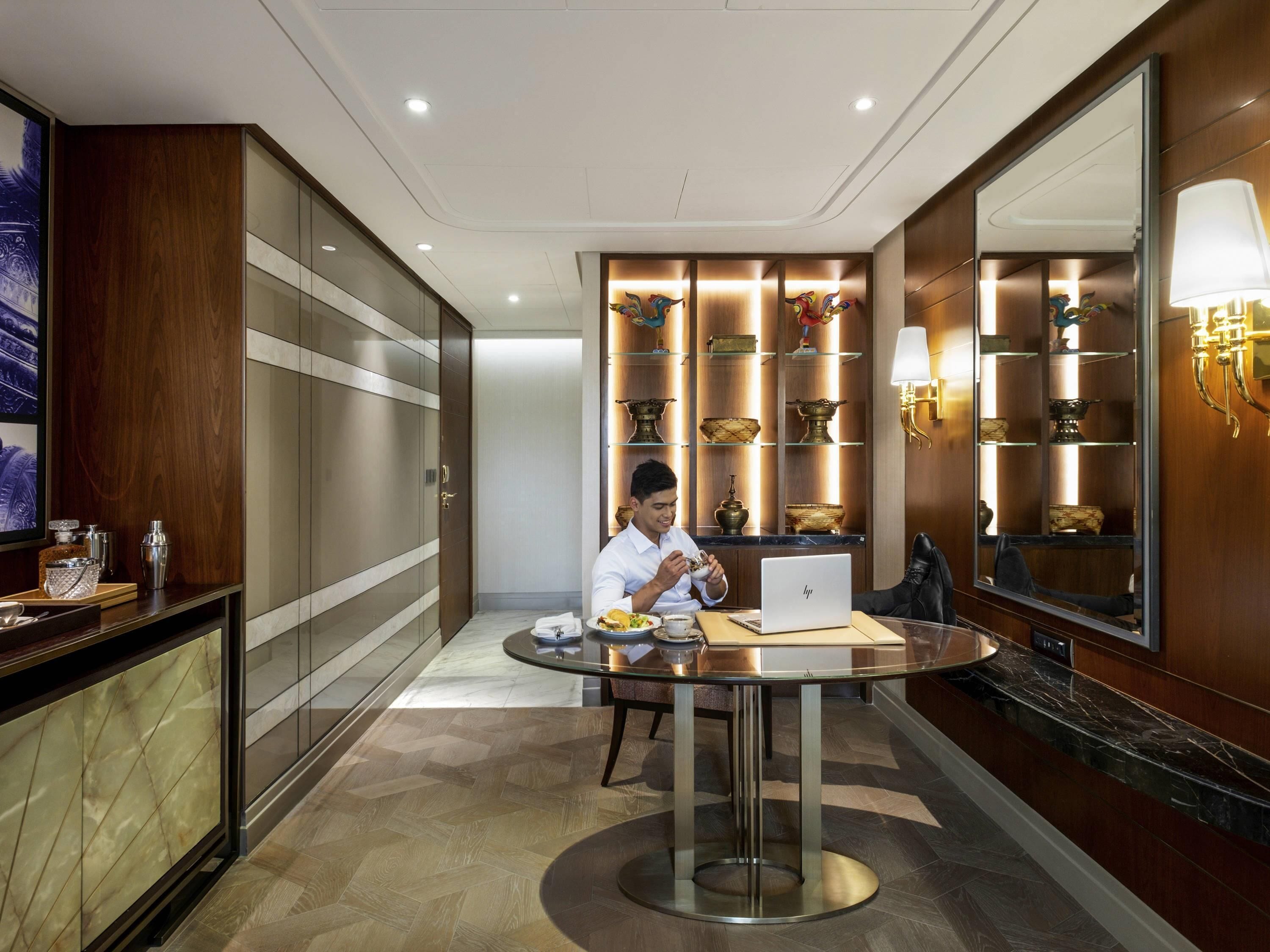 Executive Suite, 1 King Bed, Club Lounge Access, Bay View | 1 bedroom, premium bedding, down comforters, minibar