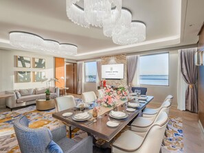 프레지덴셜 스위트, 킹사이즈침대 1개, 클럽 라운지 이용, 베이 전망 | 1 개의 침실, 고급 침구, 오리/거위털 이불, 미니바