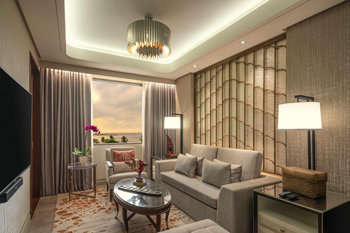 Suíte executiva, 1 cama King, acesso ao Club Lounge, vista para a baía | 1 quarto, roupas de cama premium, edredons de pluma, frigobar