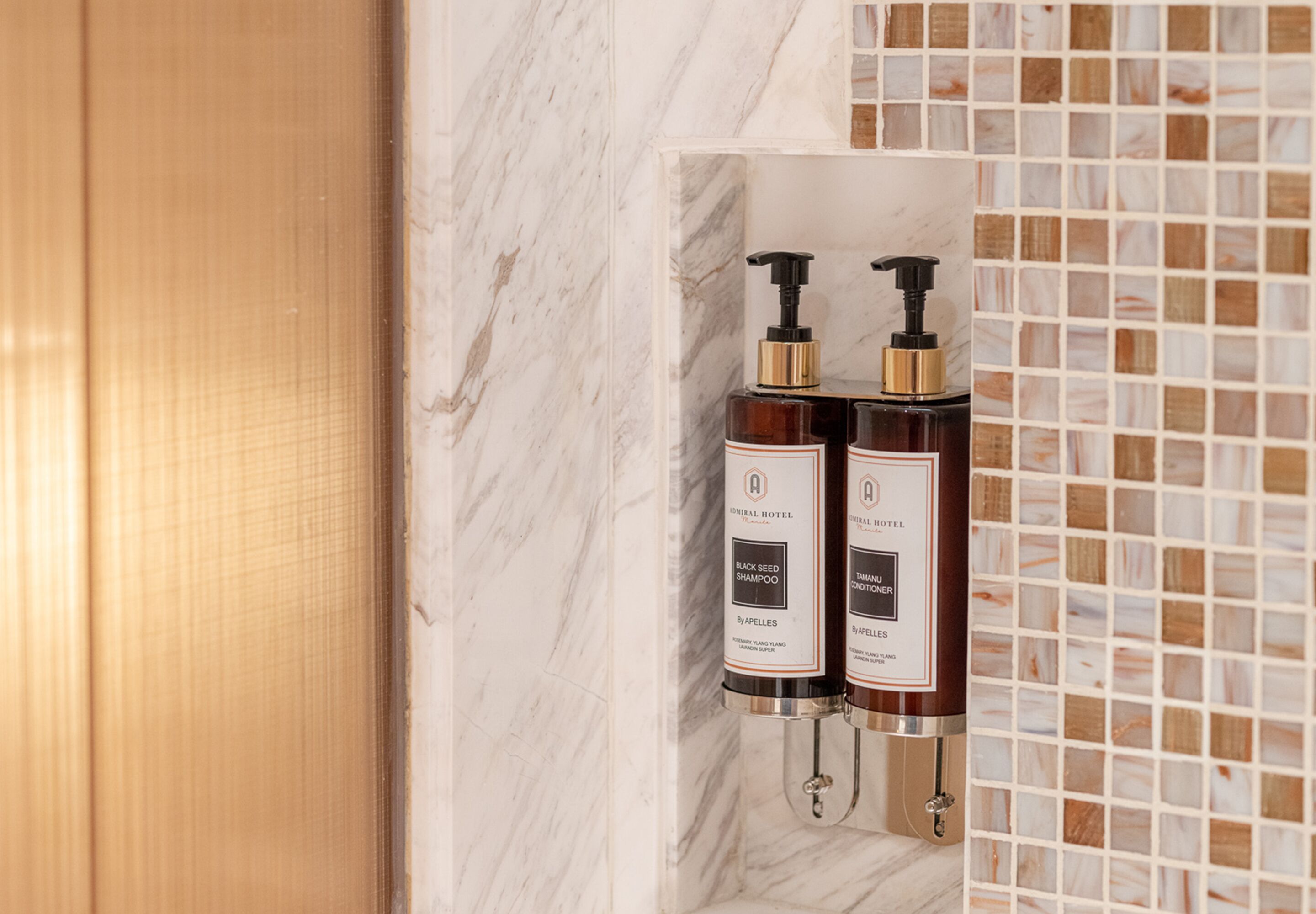 Executive Room, 2 Twin Beds | Bathroom | Shower, rainfall showerhead, designer toiletries, hair dryer