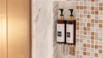 Executive Room, 2 Twin Beds | Bathroom | Shower, rainfall showerhead, designer toiletries, hair dryer