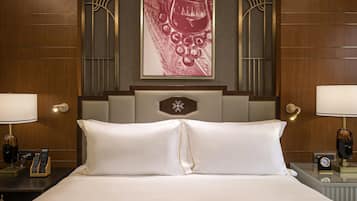 Suite ejecutiva, 1 cama de matrimonio grande, Acceso al salón del club, vistas a la bahía | 1 dormitorio, ropa de cama de alta calidad, edredones de plumas