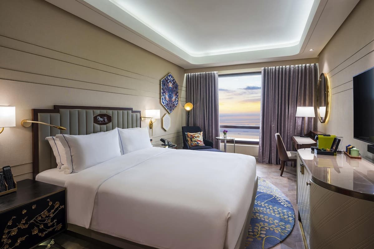 Executive Room, 1 King Bed, Club lounge access, Bay View | 1 bedroom, premium bedding, down duvets, minibar