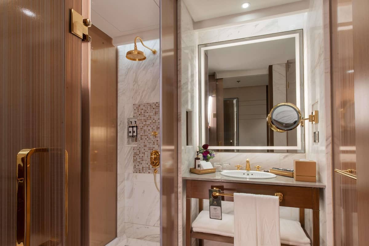 1 bedroom, premium bedding, down comforters, minibar