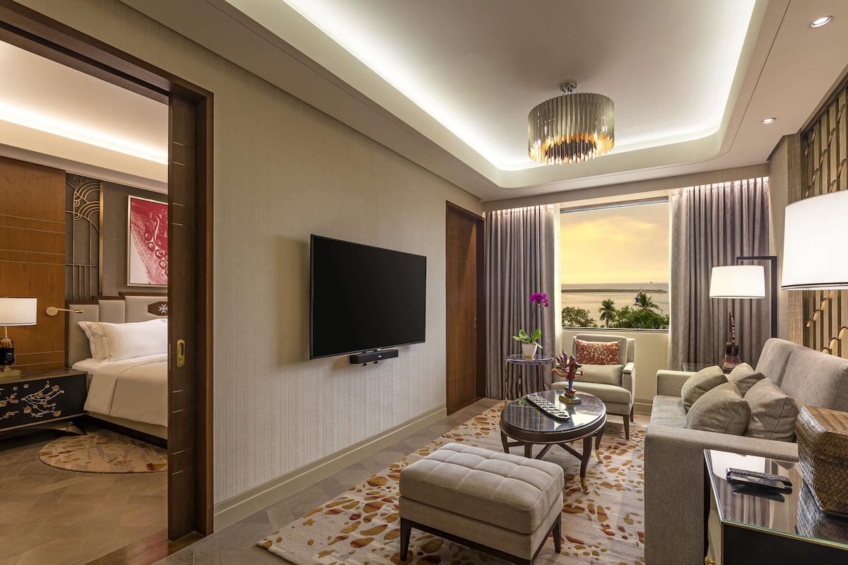 Executive Suite, 1 King Bed, Club lounge access, Bay View