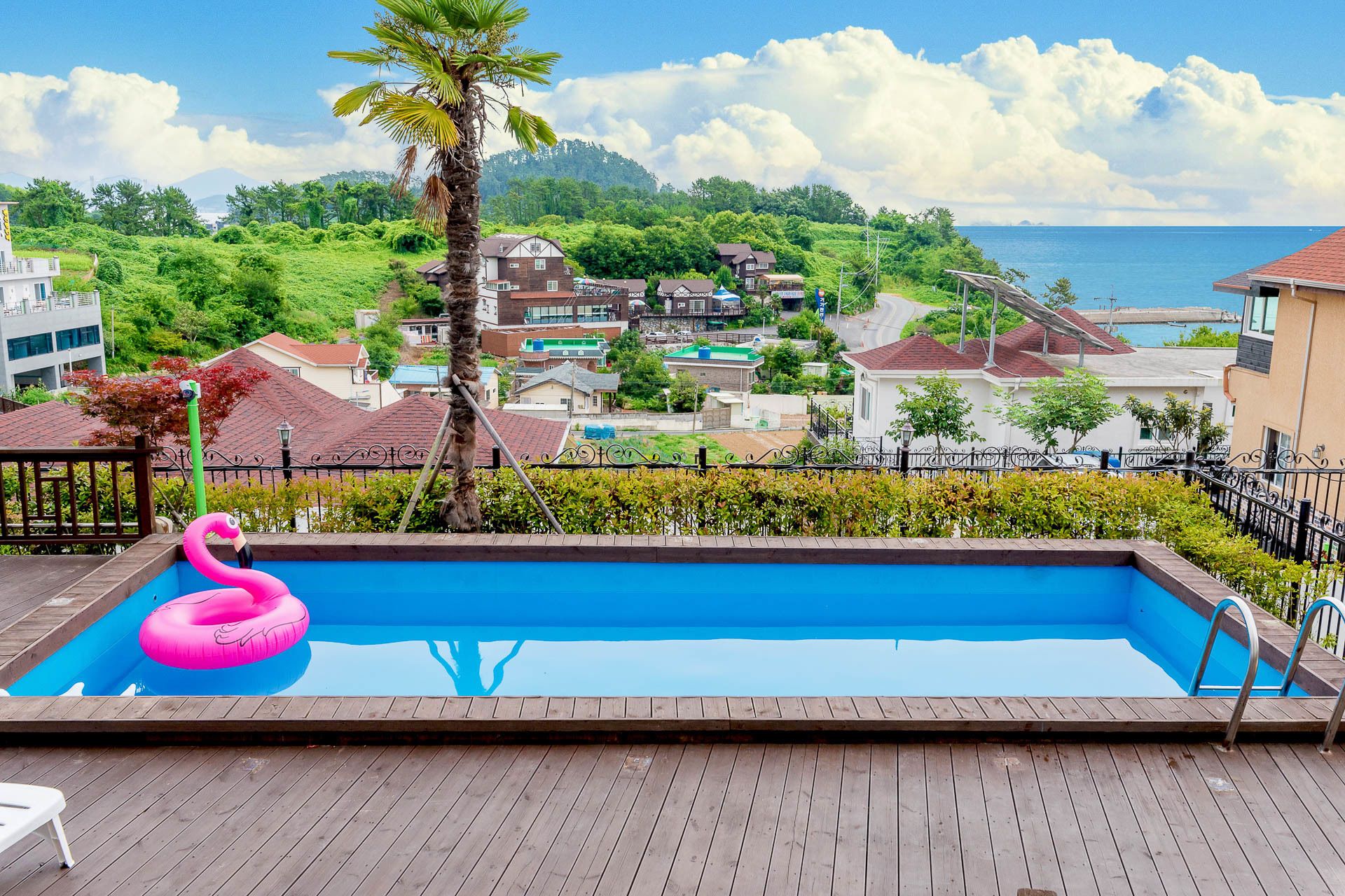 Een buitenzwembad en ligstoelen