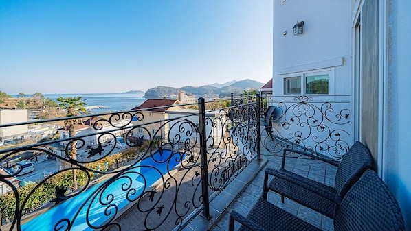 Double Room (Room 205) | Living area | Flat-screen TV, heated floors