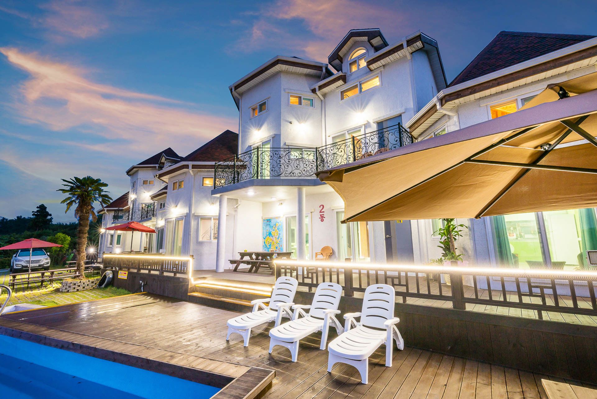 숙박 시설 정면 - 저녁/밤