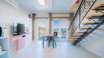 Double Room (Room 205) | Living area | Flat-screen TV, heated floors