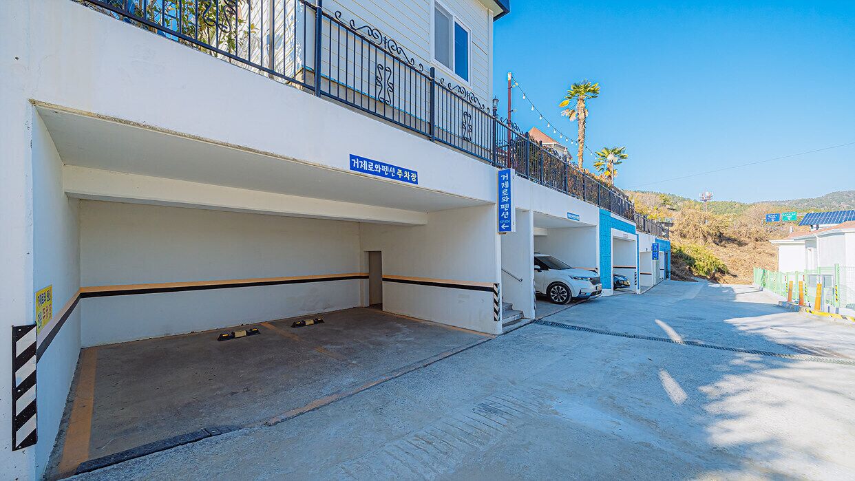 Eine Parkgarage mit einem Schild, das einen bestimmten Bereich kennzeichnet.