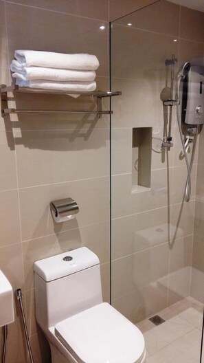 Shower, free toiletries, hair dryer, towels - Star Tree Homestay (Kuantan)