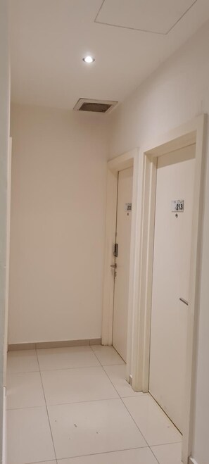 Un couloir avec deux portes, chacune portant un numéro.