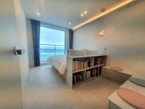 Luxe suite | Individueel gemeubileerd, een laptopwerkplek, geluiddichte muren