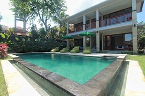Kolam renang outdoor