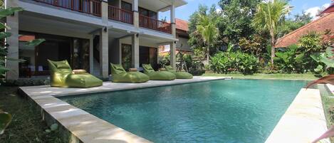 Hồ bơi ngoài trời