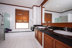 Vila, 4 quartos | Banheiro | Banheira de imersão, produtos de toalete grátis, secador de cabelo 