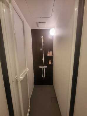 Hausschuhe, Bidet, Handtücher