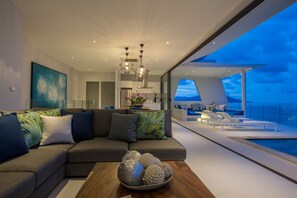 Villa - 3 sovrum | Vardagsrum | 50-tums platt-tv med digitalkanaler, smart-tv och Netflix