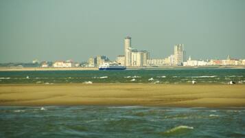 Vlak bij het strand, ligstoelen aan het strand