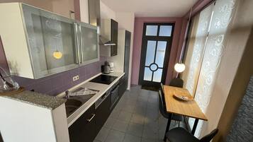 Kühlschrank, Ofen, Geschirrspüler, Wasserkocher mit Kaffee-/Teezubehör