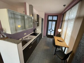 Kühlschrank, Ofen, Geschirrspüler, Wasserkocher mit Kaffee-/Teezubehör